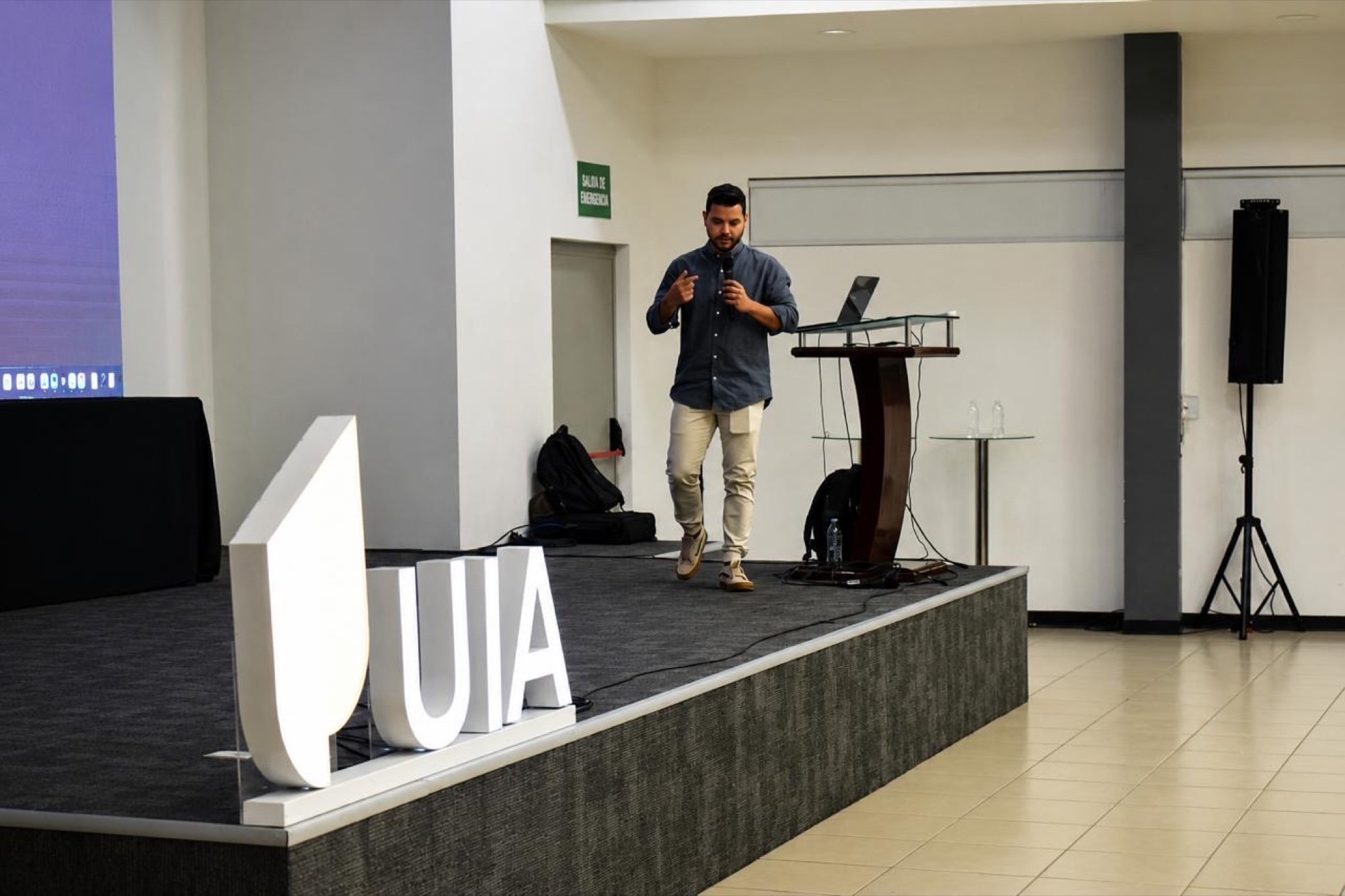 Ángel Molina en el escenario de la Universidad Internacional de las Américas, Costa Rica