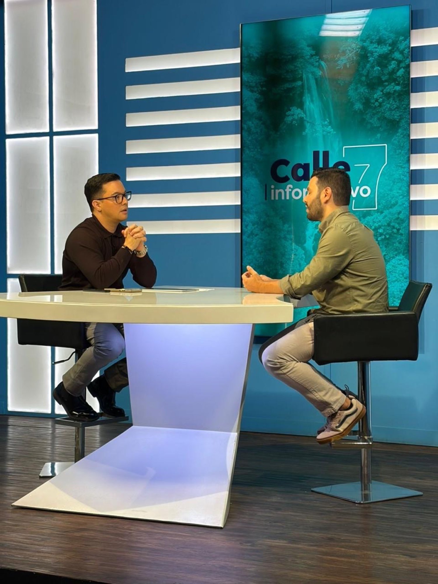 Ángel Molina entrevistado en el programa Calle 7 de la televisión costarricense
